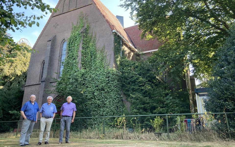 Henrie Wittendorp, Herman Lubbers en Herman Gerth voor de met klimop begroeide Antoniuskerk, ook wel de Veenkathedraal genoemd.