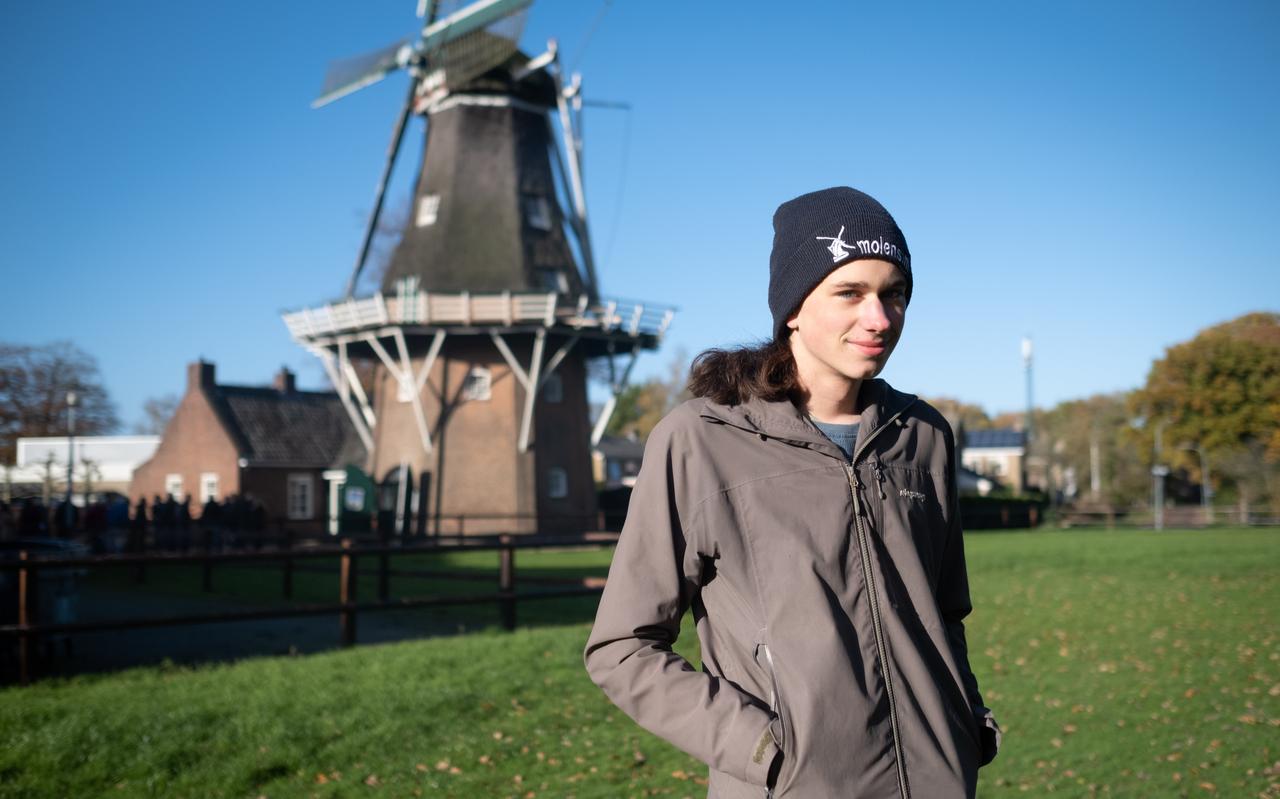 Sander Boom voor molen Noorderveld in Norg. Na zijn examen gaat hij op dezelfde molen aan de slag als molenaar. Sander Boom voor molen Noorderveld in Norg. Na zijn examen gaat hij op dezelfde molen aan de slag als molenaar.