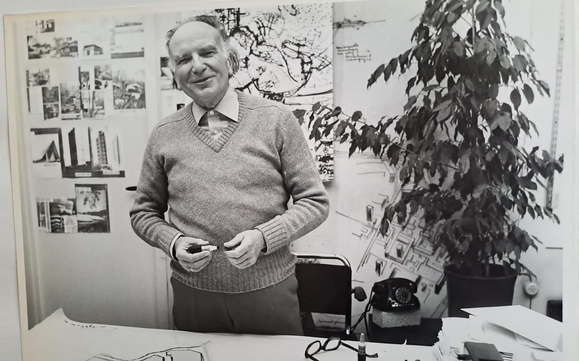 Architect Jaap Bakema achter de tekentafel op zijn werkamer in 1979.