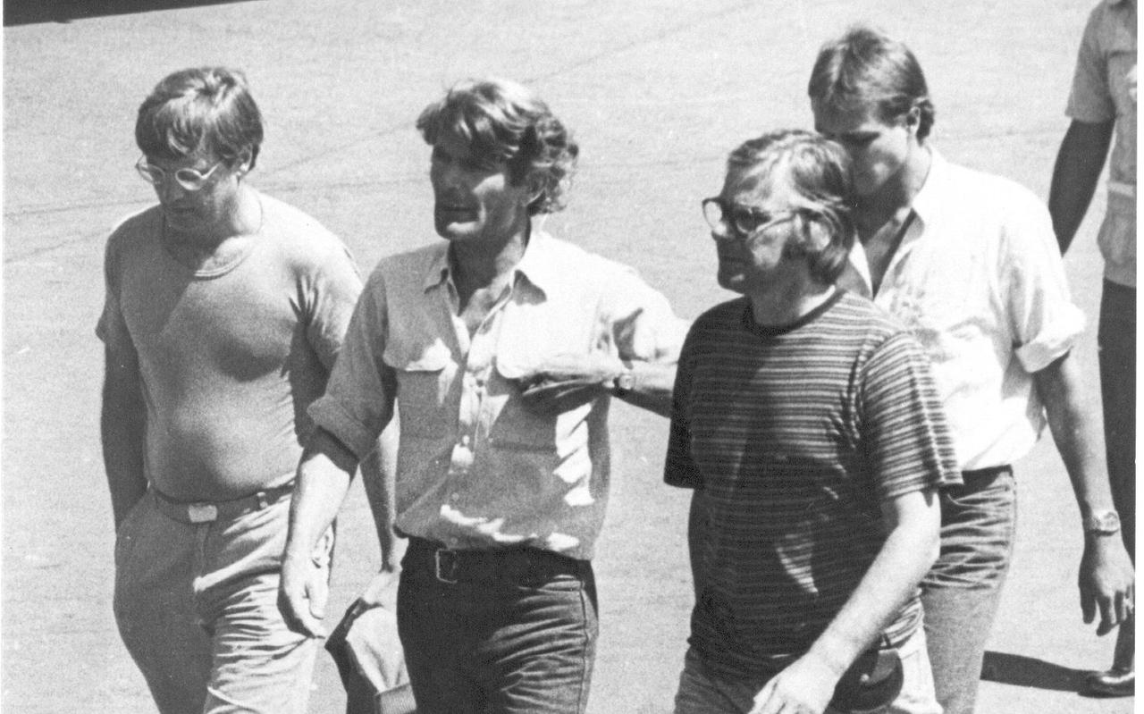 Assenaar Jan Kuiper de broer van Gert, Koos Koster uit Winschoten, Joop Willemsen en Hans ter Laag (vlnr) op een foto vlak na een verhoor op een politiebureau in 1982. Enkele dagen later, op 17 maart, werden de Nederlandse journalisten vermoord door het Salvadoraanse leger. 
