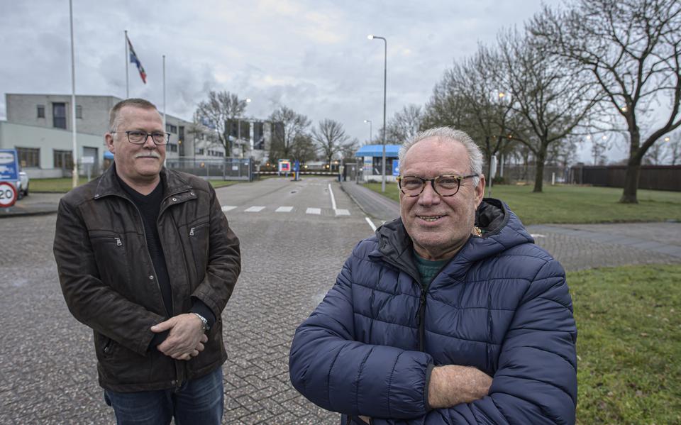 Abel Westerhof (links) en Erik Johannes werken al 38 jaar bij EGF in Westerbroek. Dat bedrijf ligt al lang met de bonden in de clinch over de slechte betaling. Het personeel is het nu zat. ,,We moeten elke CAO voor de helsdeuren wegslepen.''