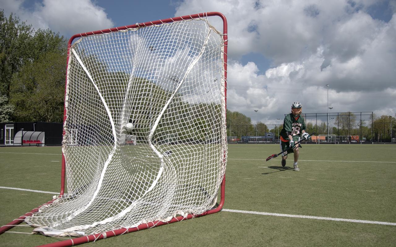 Matthijs Prinsen oefent op het veld van Lacrosseclub Groningen. Matthijs Prinsen oefent op het veld van Lacrosseclub Groningen.