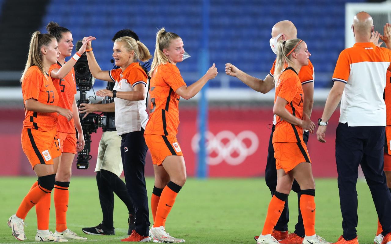 Sarina Wiegman feliciteert haar speelsters met de winst op China. Sarina Wiegman feliciteert haar speelsters met de winst op China.