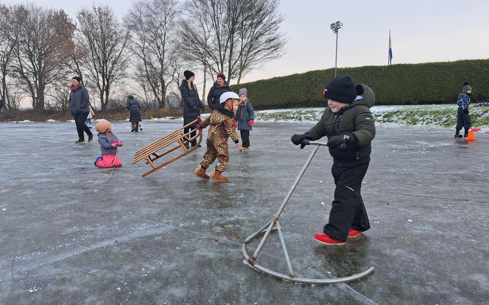 Met of zonder hulpmiddelen trotseren kinderen het ijs op de schaatsbaan in Kolham.