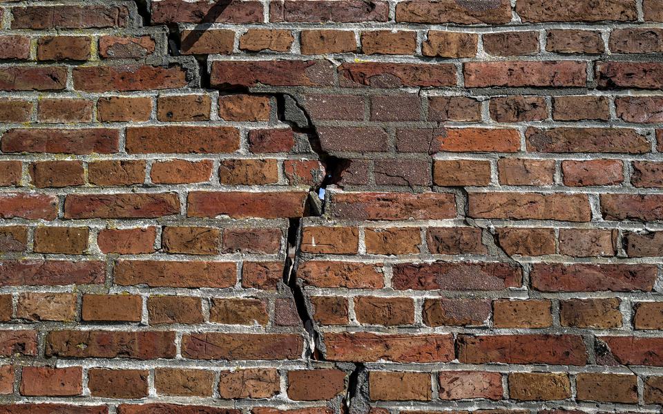Scheur in muur veroorzaakt door aardbevingen.