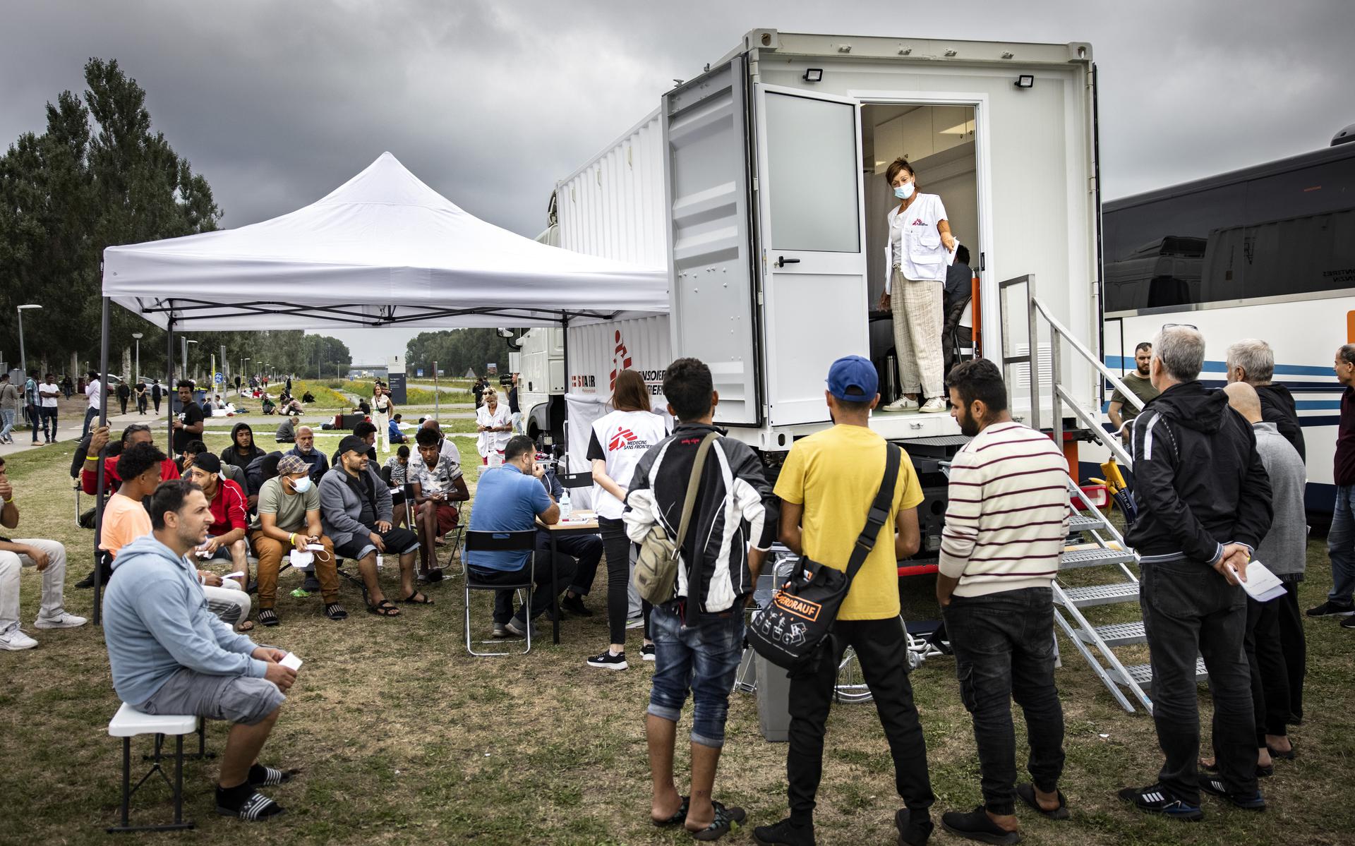 Bij het aanmeldcentrum in Ter Apel sliepen vorig jaar 700 asielzoekers in de buitenlucht.  