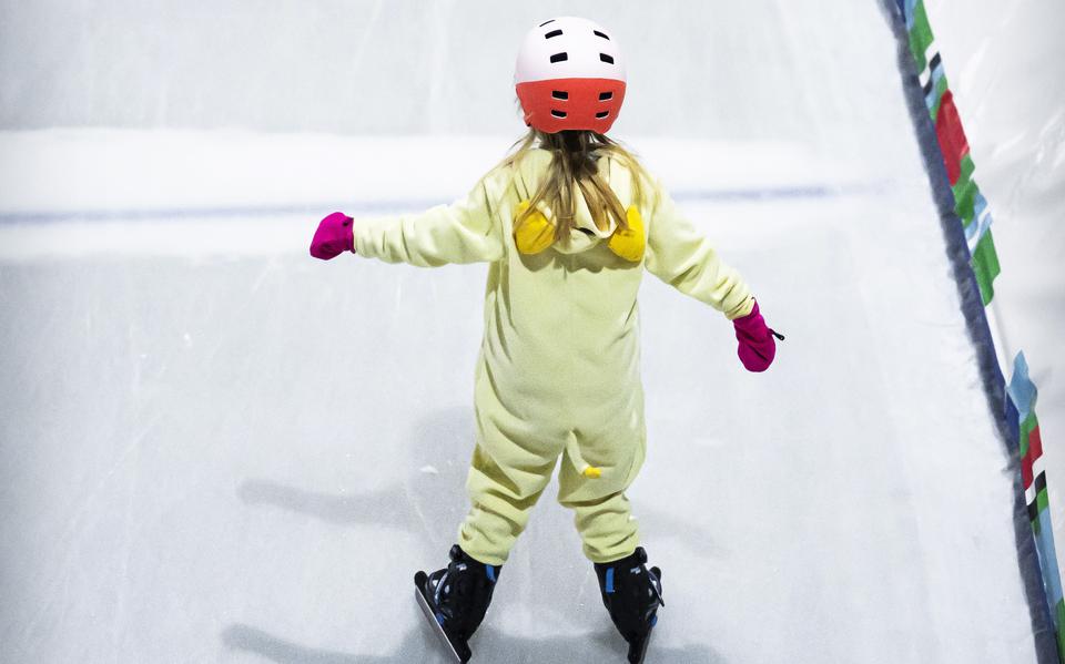 Bij gebrek aan natuurijs kunnen kinderen leren schaatsen in Kardinge.