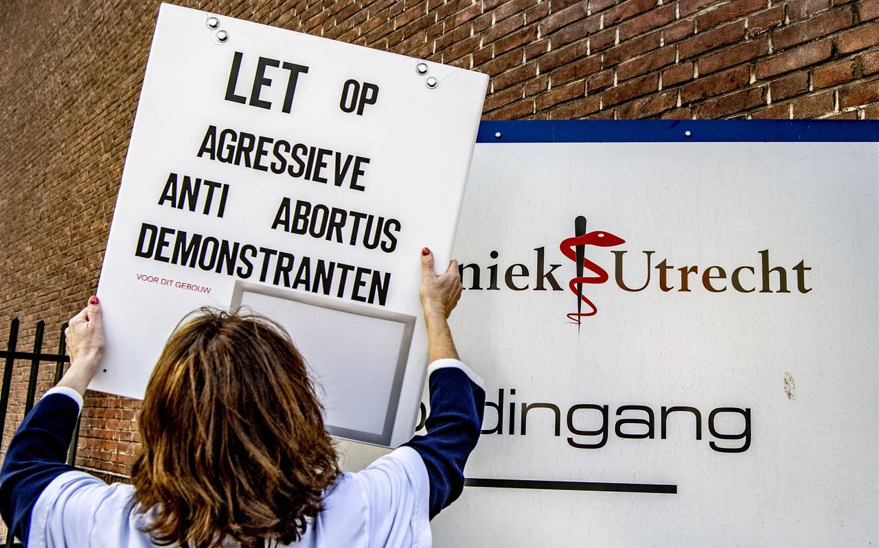 Op meer plekken staan anti-abortusdemonstranten bij klinieken, zoals hier in Utrecht.