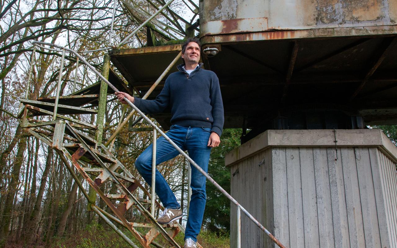 Kristiaan Smits bij de telescoop van het Planetron. Kristiaan Smits bij de telescoop van het Planetron.