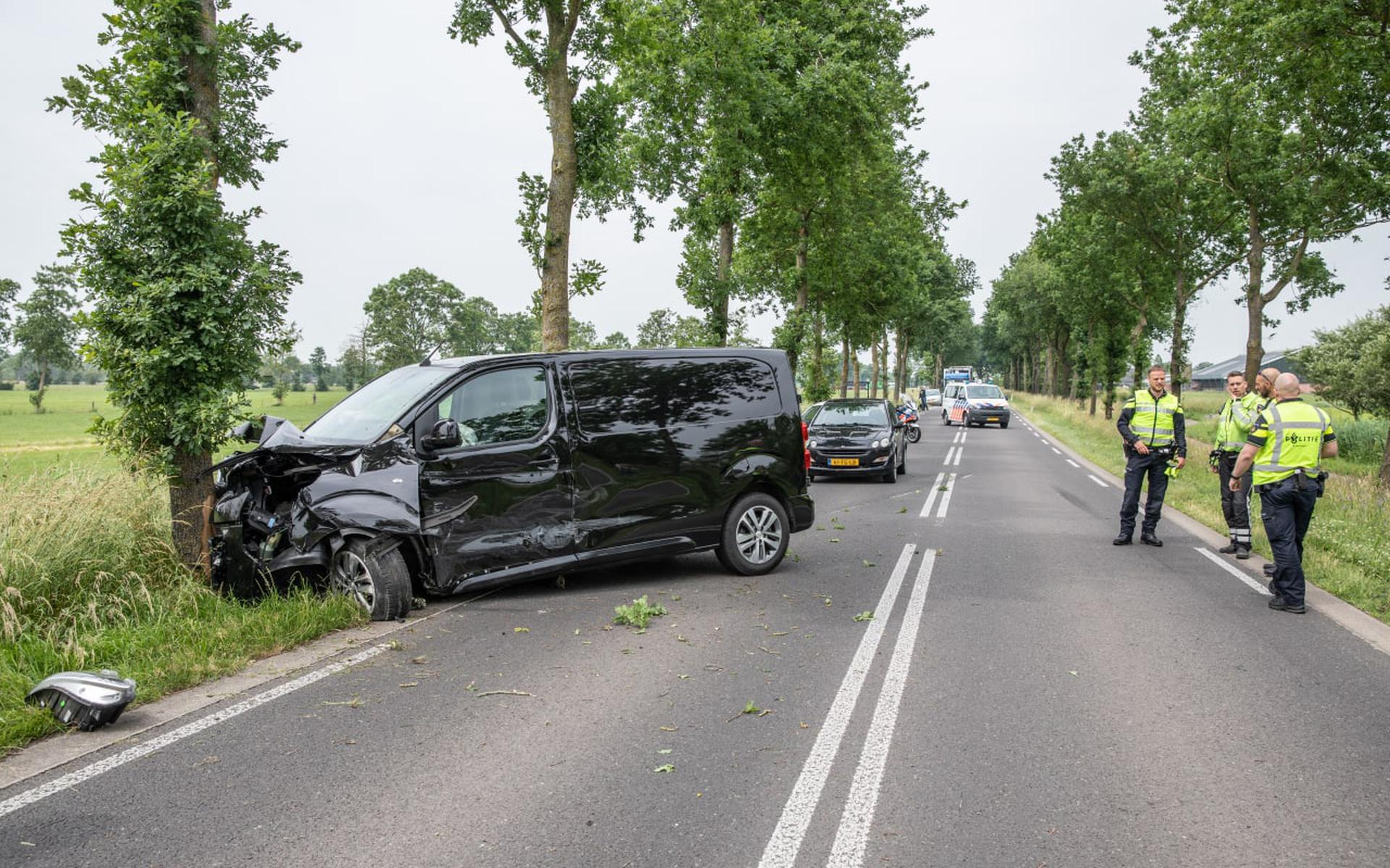 Auto En Busje Botsen Op Munnikeweg In Oldekerk Na Mislukte Inhaalactie ...