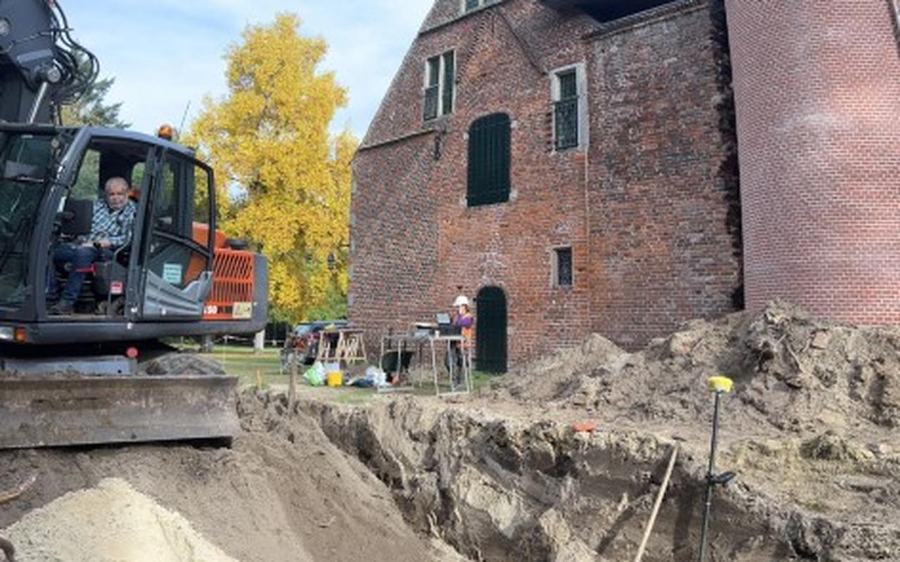 De bodem bij het Klooster gaf ook een oeroude waterput prijs De bodem bij het Klooster gaf ook een oeroude waterput prijs