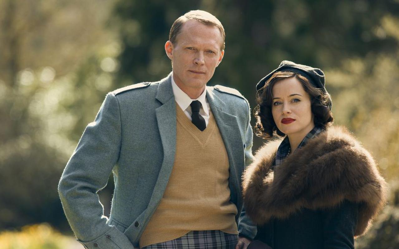 Paul Bettany en Claire Foy in 'A very British scandal'.