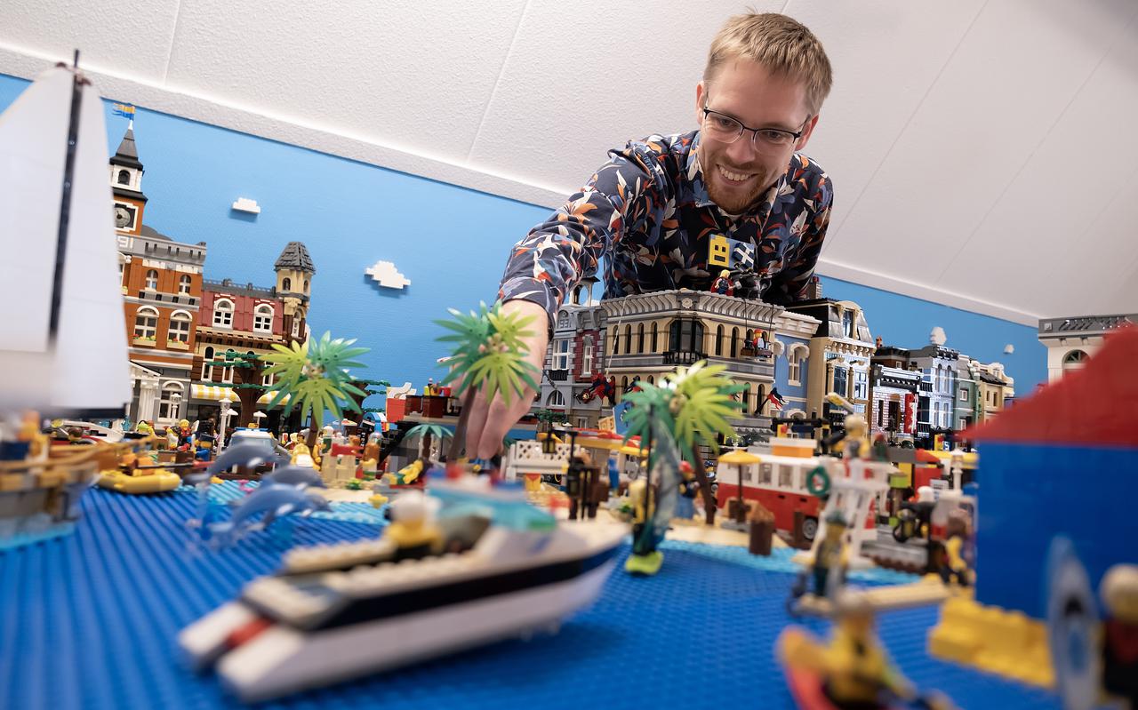 'Legodominee' Jake Schimmel uit Spijk bouwde op een slaapkamer zijn Legostad Steendam.
