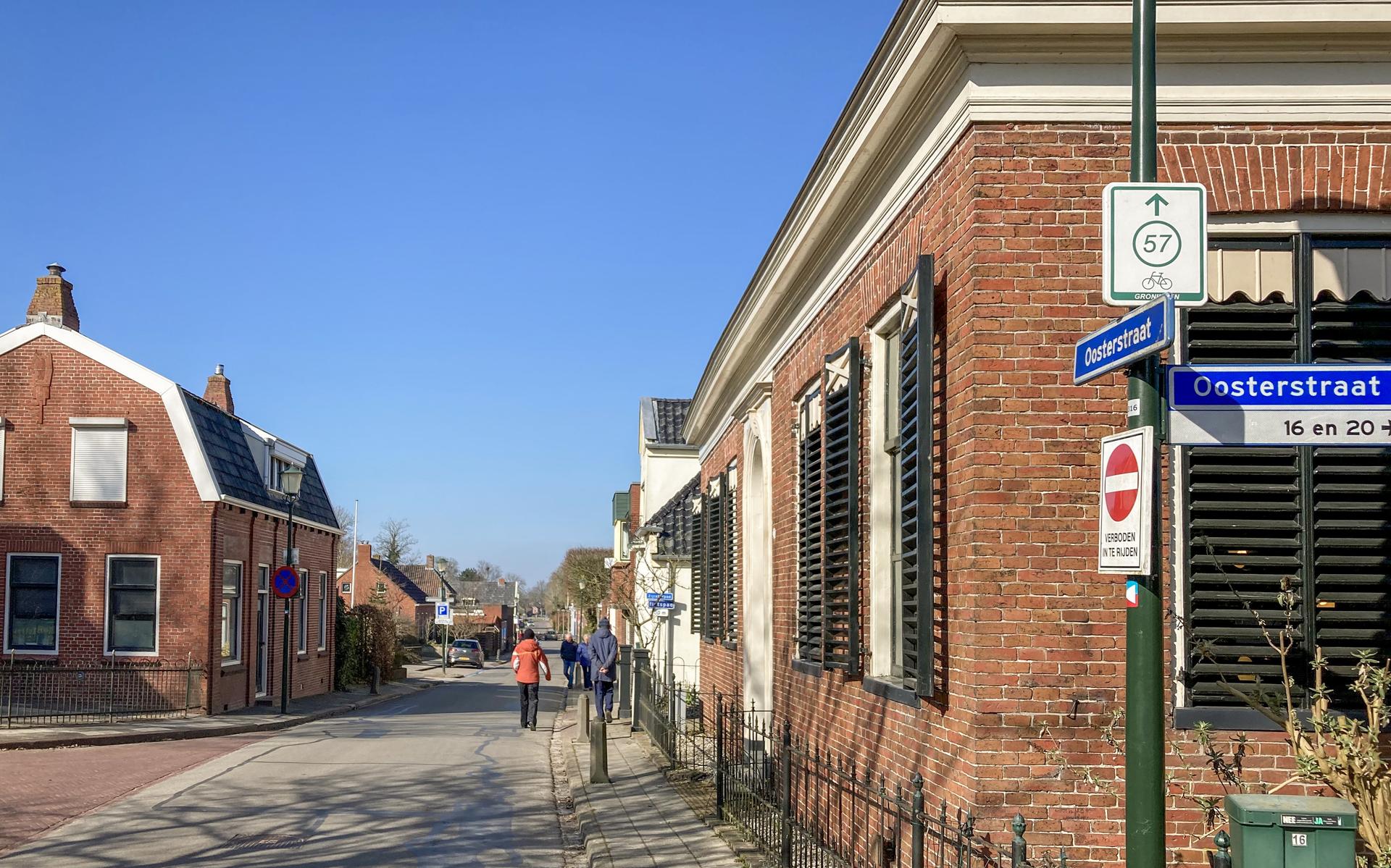 De dorpskern van Warffum is niet geschikt om er met enorme bussen door heen te denderen.