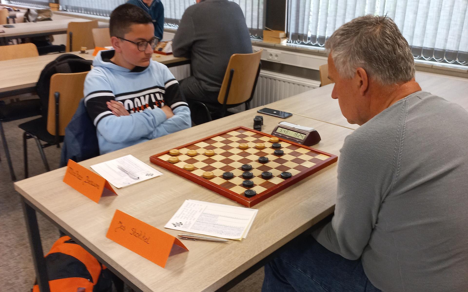 Zonder een spier te vertrekken schuift de 13-jarige Matheo Boxum een beroerde stelling tegen grootmeester Jos Stokkel (63) naar remise en plaatst zich als winnaar van zijn groep voor het NK dammen dit najaar in Drachten.