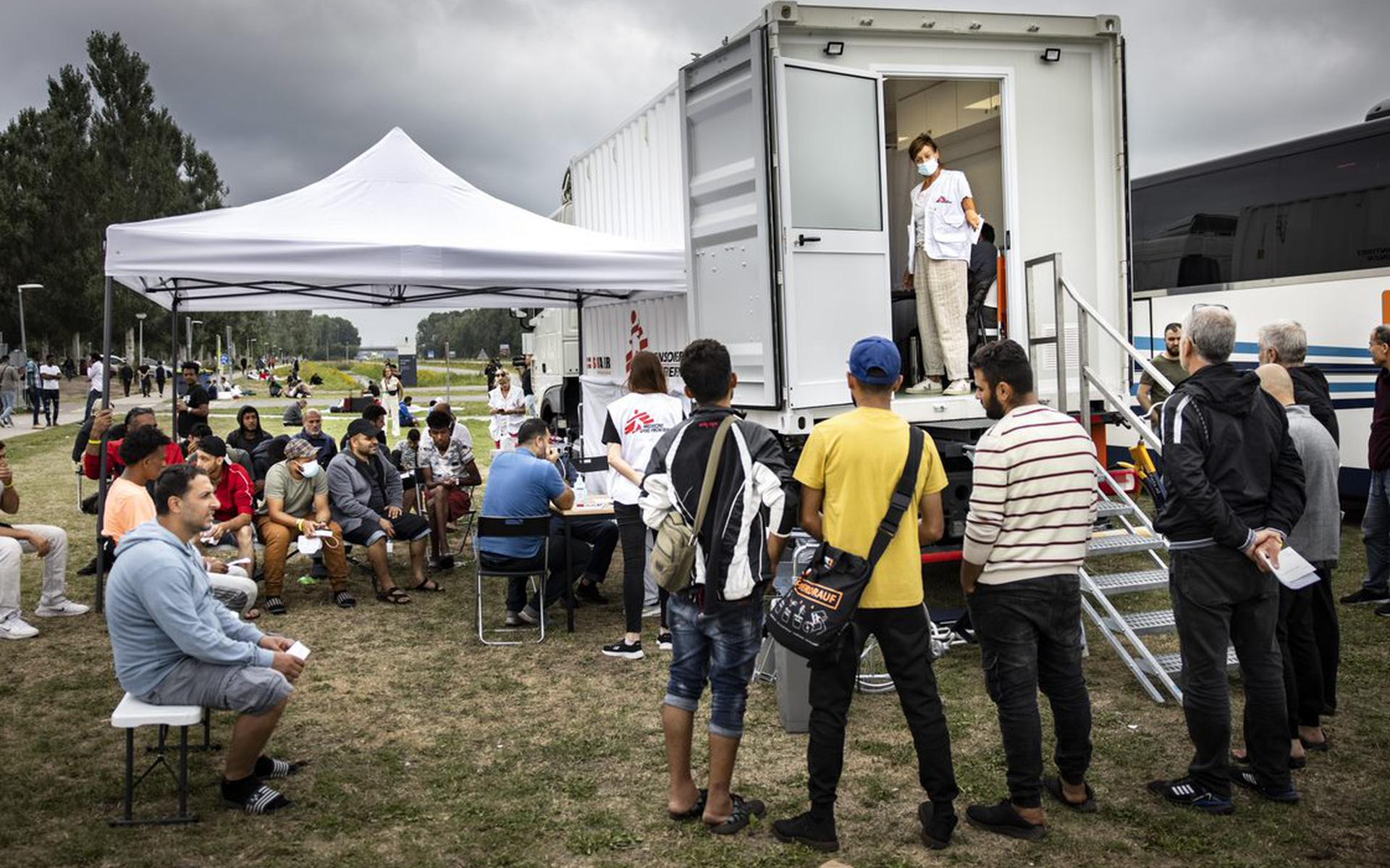 Artsen zonder Grenzen schoot eind augustus te hulp in Ter Apel omdat het slecht gesteld was met de gezondheid van asielzoekers die buiten de poort verbleven. 