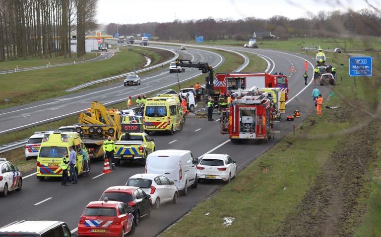 Traumahelikopter naar ernstig ongeluk in Den Bosch, ambulance vast in drassige berm. Traumahelikopter naar ernstig ongeluk in Den Bosch, ambulance vast in drassige berm.