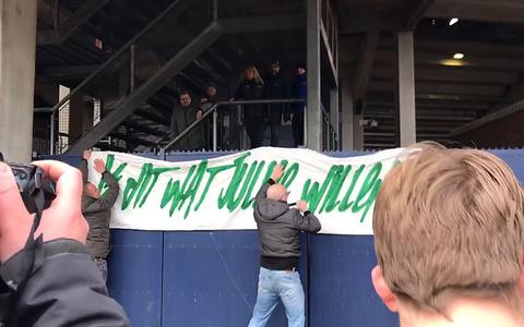 FC Groningen-supporters hangen spandoek bij uitvak Abe Lenstra Stadion in Heerenveen. 'Is dit wat jullie willen?'