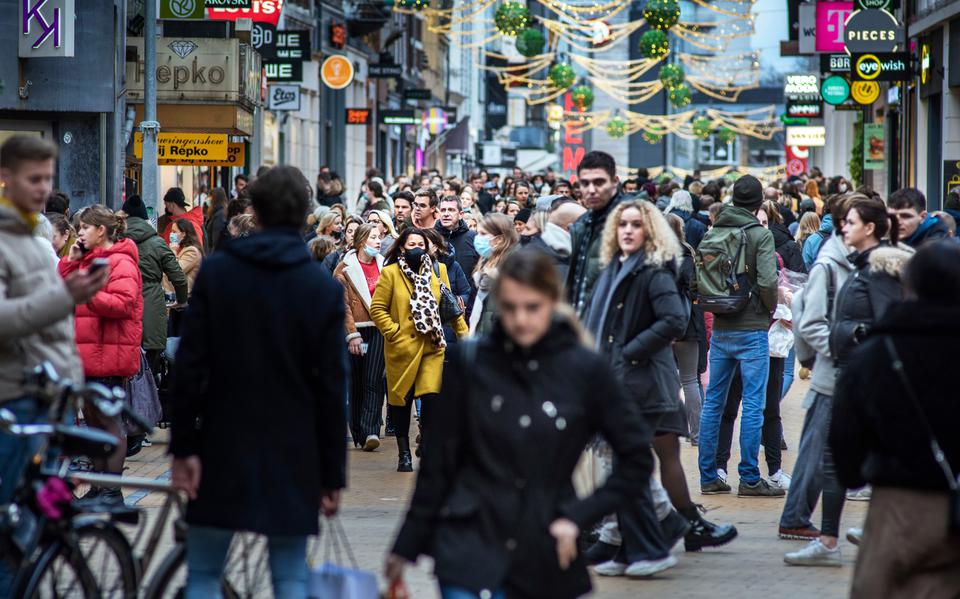 De stad Groningen, met hier de drukke Herestraat, blijft een magneet voor shoppers tot uit de wijde omtrek: bijna 40 procent van de omzet komt van klanten buiten de stad.