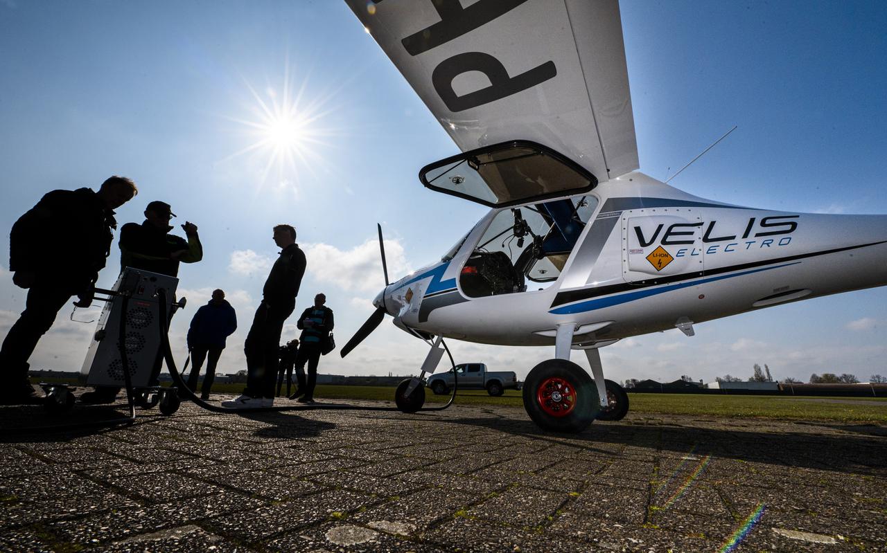 Een elektrisch vliegtuig is net geland op vliegveld Hoogeveen en wordt aldaar opgeladen. Luchthaven Eelde verwacht dat elektrisch vliegen een hoge vlucht gaat nemen en wil inspelen op die ontwikkeling.