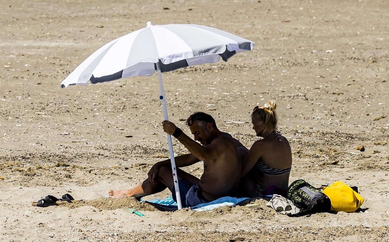 Strandgangers zoeken verkoeling in Wijk aan Zee. Strandgangers zoeken verkoeling in Wijk aan Zee.