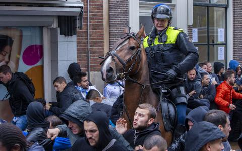 Politieruiter Jan Hendrik (in 2022 inmiddels met pensioen) drijft met politiepaard Zydane de mensenmassa uiteen.