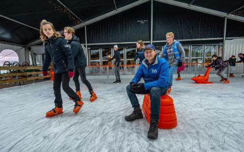 Steve Ellis tussen de schaatsende kinderen op de Asser ijsbaan. 