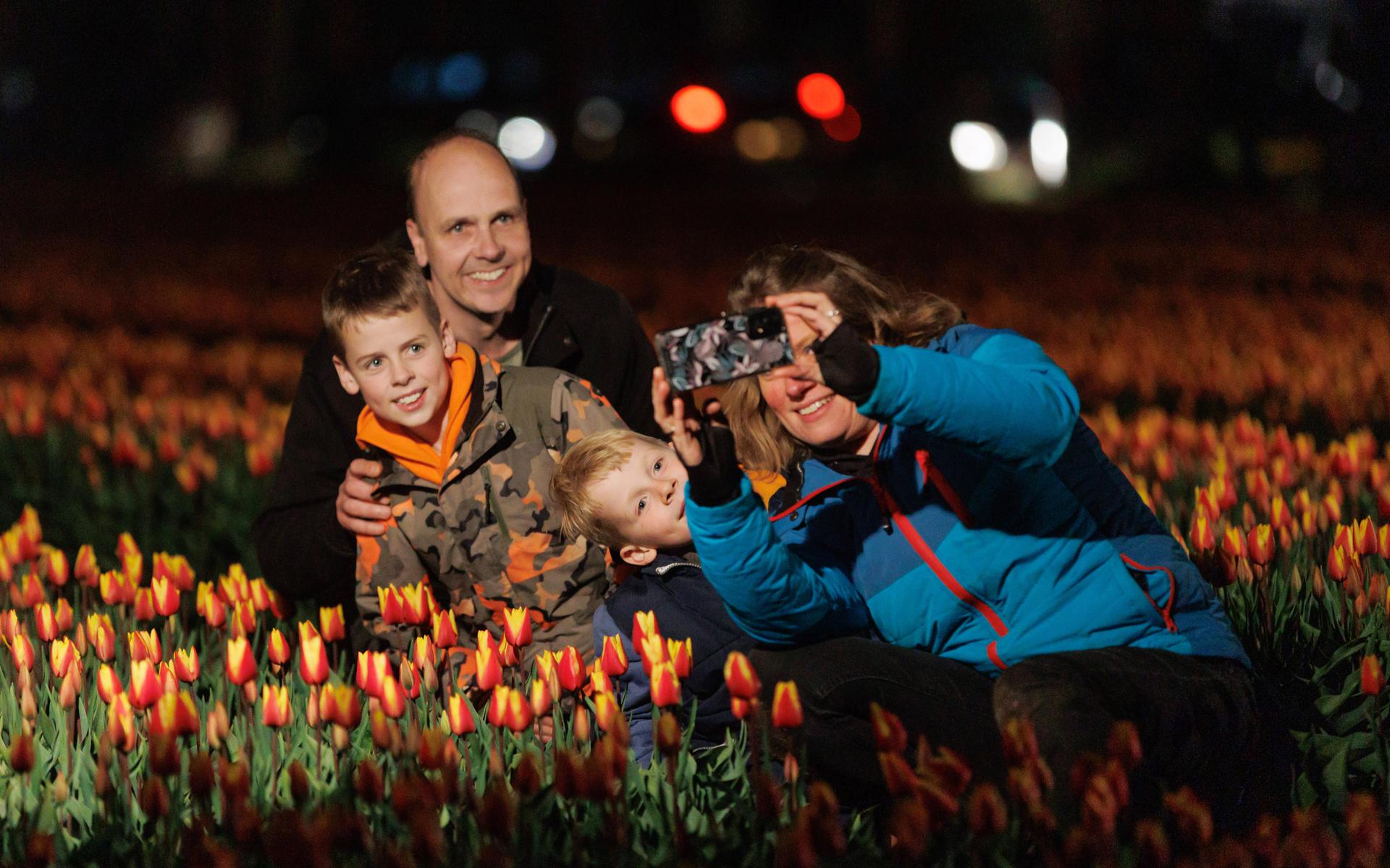 De familie Eising uit Hooghalen is zo druk met het maken van mooie familiefoto's dat ze de andere fotograaf niet opmerken. 
