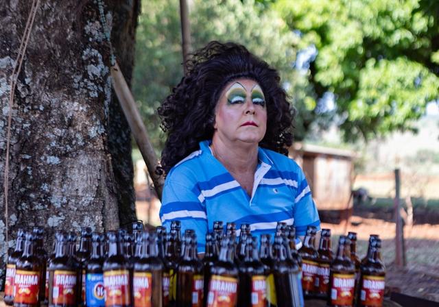 Pride Photo-tentoonstelling: toe vader, heb eens lef. Laat die bierfles los en zet een pruik op