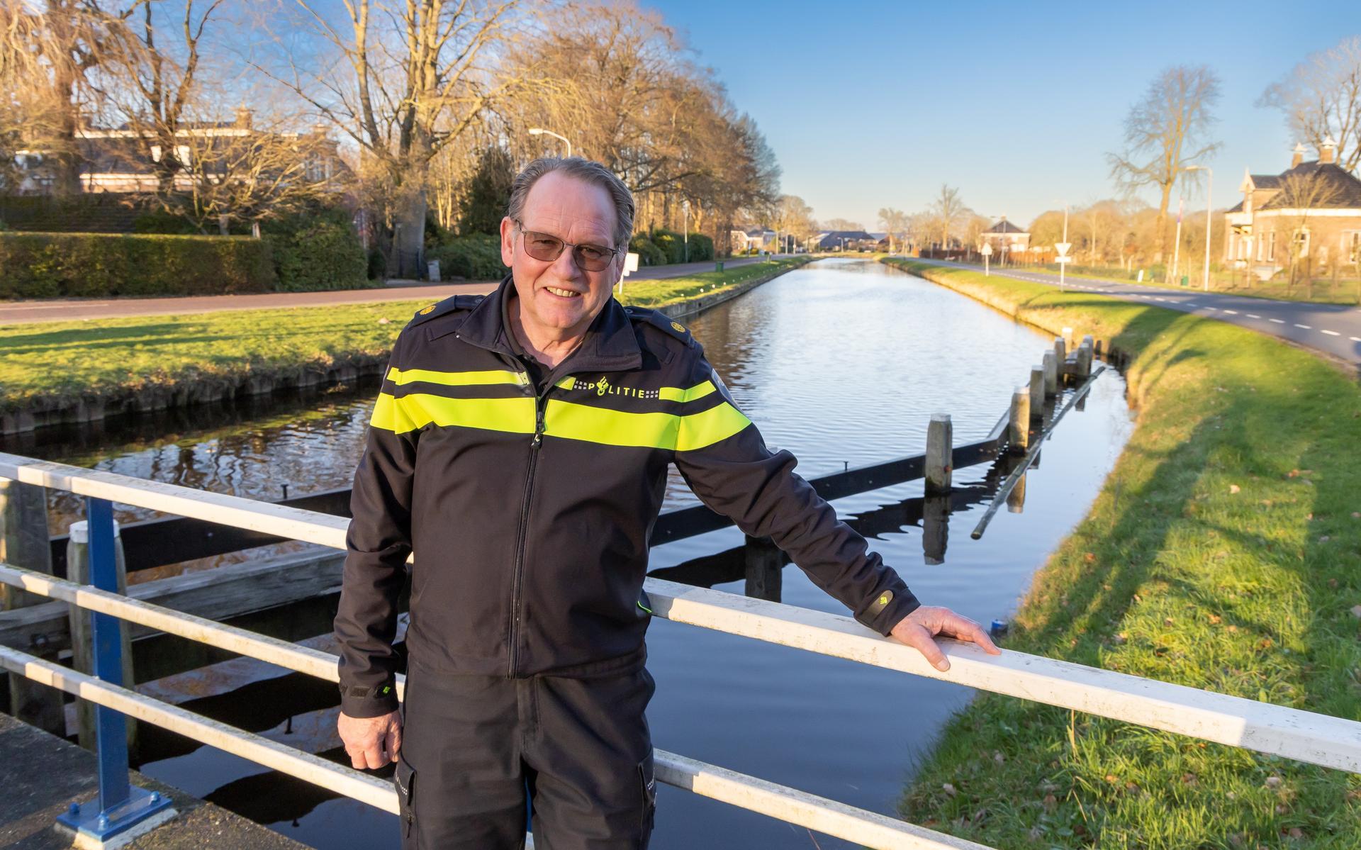 Hans Bonhof bij de brug in zijn woonplaats Zwinderen. ,,Die traan komt soms later wel, thuis. En dan is het ook klaar.’’