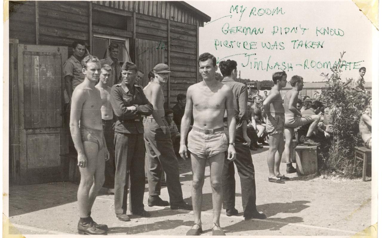 Deze foto in het krijgsgevangenkamp, met gevaar voor eigen leven gemaakt door piloot Thompson Ellis White, werd meegenomen naar de Verenigde Staten. White kocht het fototoestel voor tien sigaretten. Deze foto in het krijgsgevangenkamp, met gevaar voor eigen leven gemaakt door piloot Thompson Ellis White, werd meegenomen naar de Verenigde Staten. White kocht het fototoestel voor tien sigaretten.