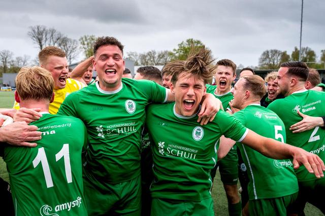 Nagelbijtend Grootegast zet de kroon op het werk. Arjan Veenstra neemt afscheid met een kampioenscha