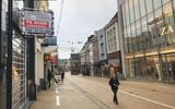 Enkele wandelaars stiefelen door de lege Herestraat. In de grootste winkelstraat van de provincie Groningen staan her en der al wat panden leeg. 