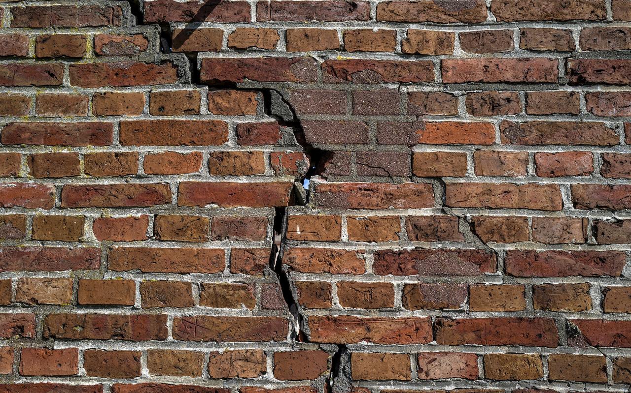 De subsidieregeling voor woningverbetering en -verduurzaming in de aardbevingsregio is zo zwaar overtekend dat een loterij zou moeten bepaling wie wanneer geld krijgt. De provincie Groningen steekt daar samen met Den Haag een stokje voor. De subsidieregeling voor woningverbetering en -verduurzaming in de aardbevingsregio is zo zwaar overtekend dat een loterij zou moeten bepaling wie wanneer geld krijgt. De provincie Groningen steekt daar samen met Den Haag een stokje voor.