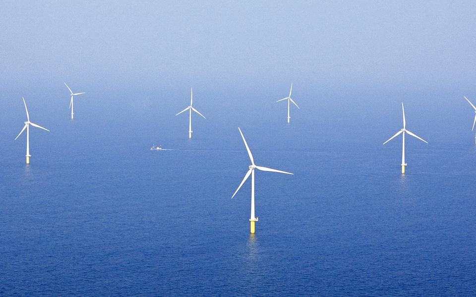 In het windenergiegebied ten Noorden van de Waddeneilanden wordt de eerste grootschalige waterstofproductie op zee gepland.  