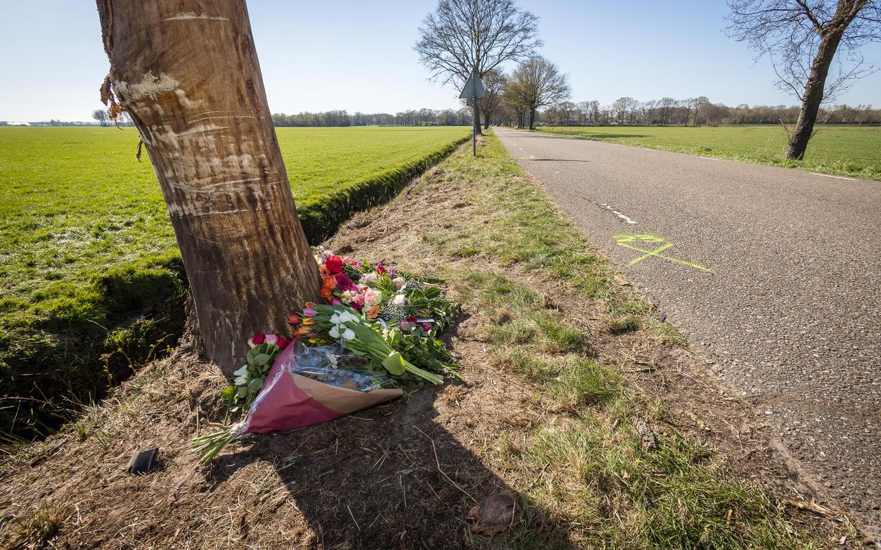 Op de plek van het ongeval in Havelte zijn bloemen gelegd.