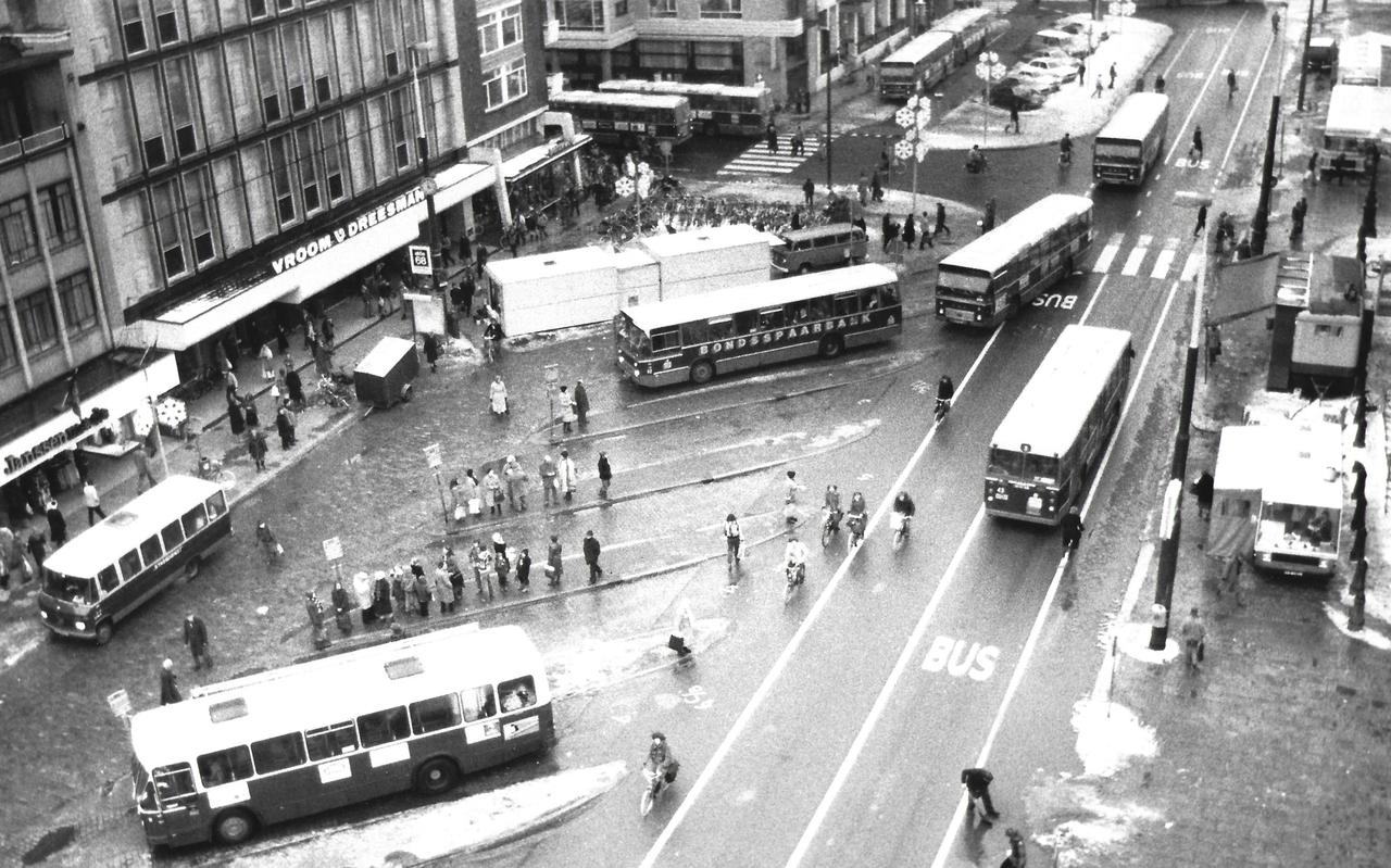 Bussen op de Grote Markt in Groningen, 3 februari 1979. Foto: Archief DVHN