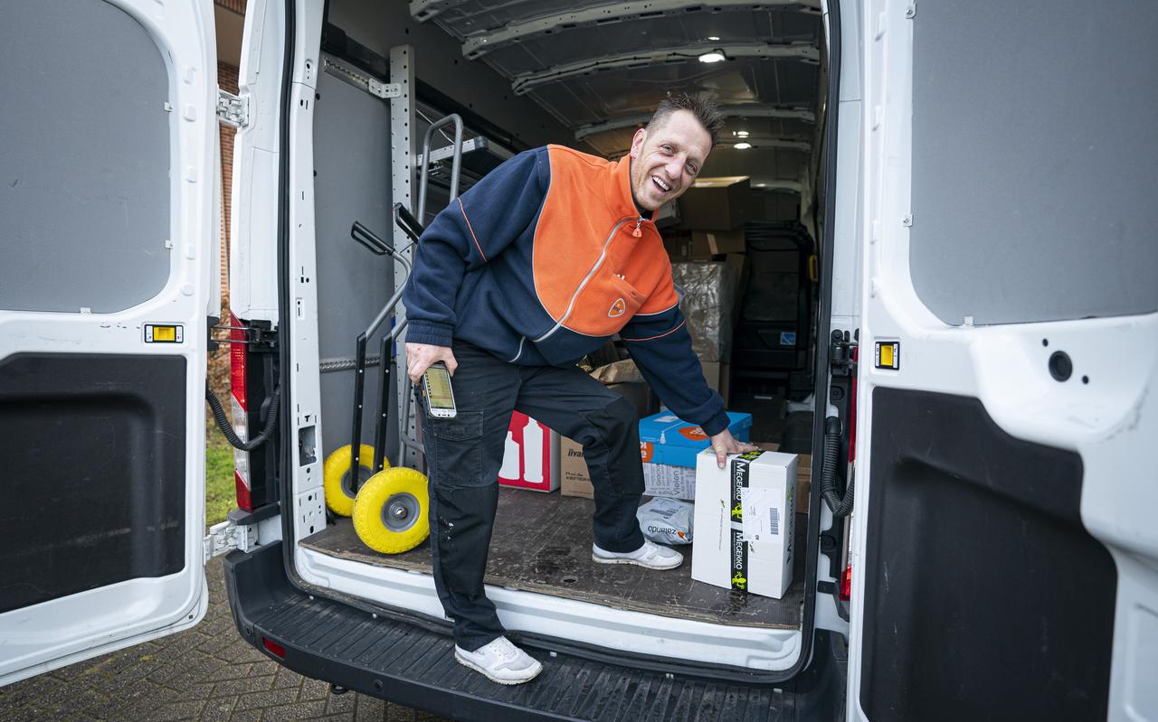 Pakketbezorger Gerard Eelsing schiet niet snel meer in de stress. Pakketbezorger Gerard Eelsing schiet niet snel meer in de stress.