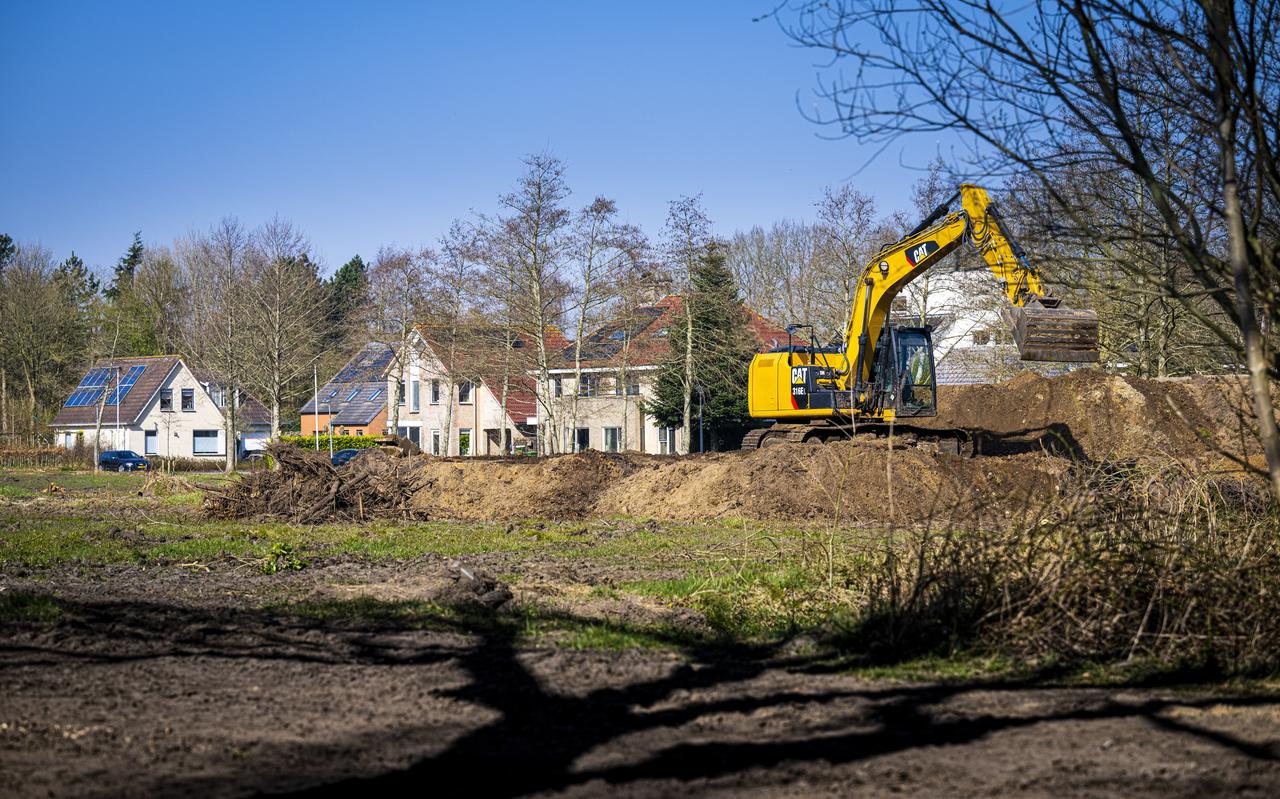Vries Zuid wordt bouwrijp gemaakt voor 75 woningen. Er komen geen starterwoningen. Vries Zuid wordt bouwrijp gemaakt voor 75 woningen. Er komen geen starterwoningen.