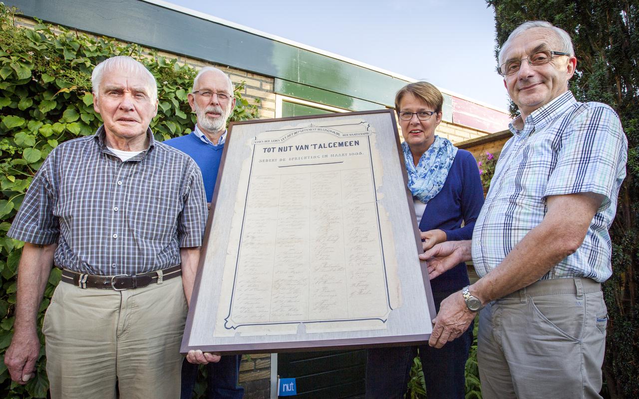 Stoffer Waalkens (links) toont met medebestuurders Abel Boelema (inmiddels geen bestuurslid meer), Ria Smaal-Buzeman en Henk Kaput een oude ledenlijst.