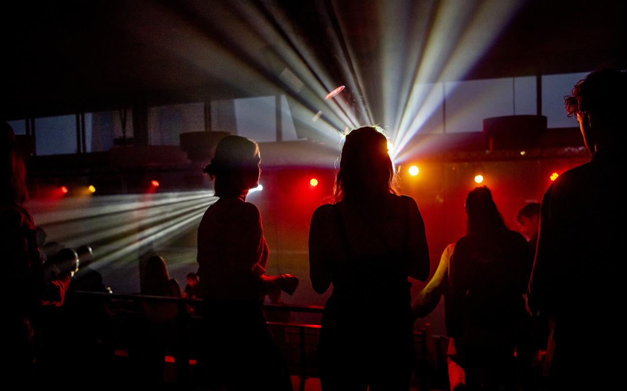 Feest Orde van de Nacht op de publiekstribune van de drafbaan in Groningen. Feest Orde van de Nacht op de publiekstribune van de drafbaan in Groningen.