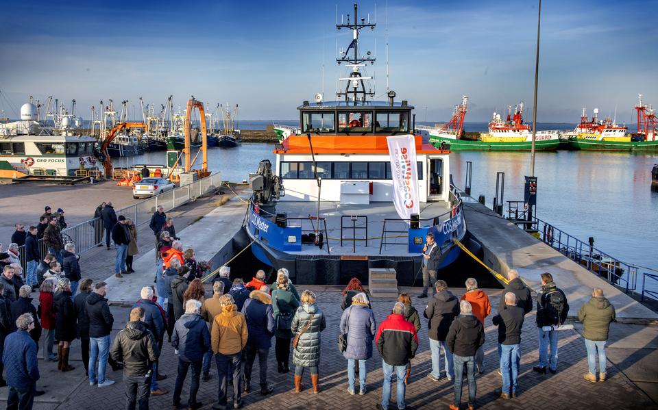 Het schip COS Master werd vrijdagmiddag gedoopt en bezichtigd in de haven van Lauwersoog. 