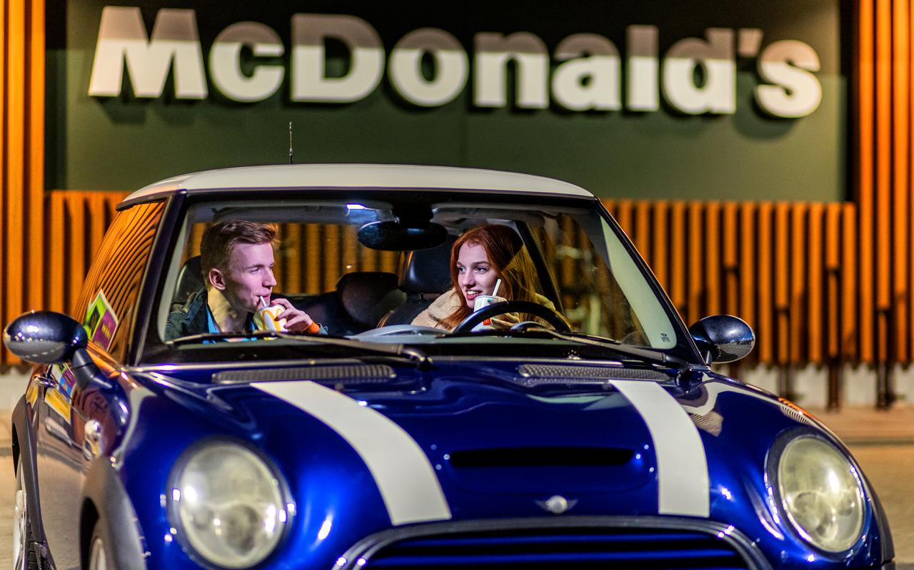 Sander Terpstra en Demi Klopper uit Sneek genieten van een hamburger en cola bij de McDonald's in hun woonplaats 