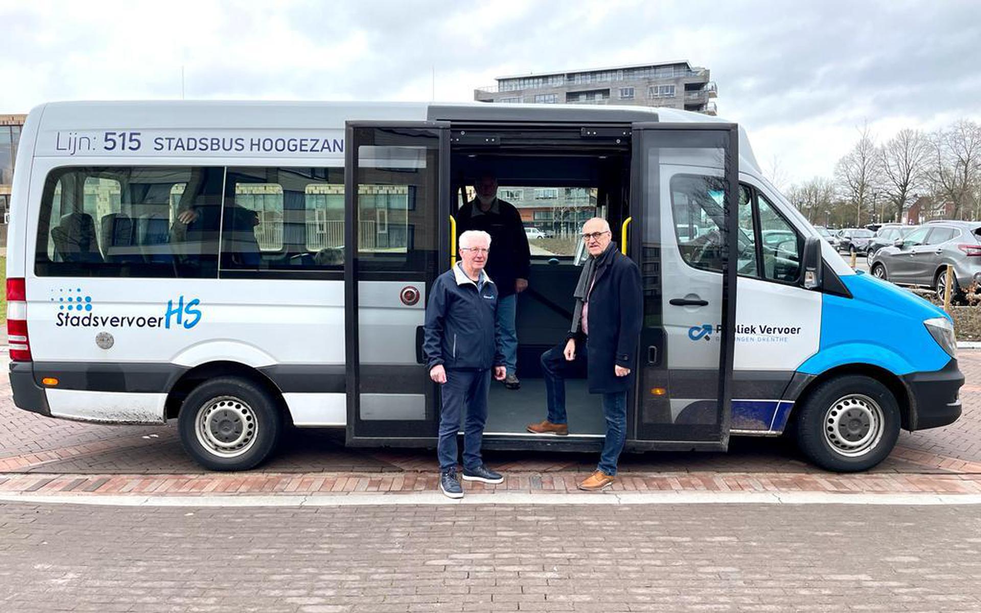 Voorzitter Frans Smid van de Stichting Stadsvervoer Hoogezand Sappemeer (links) met burgemeester Adriaan Hoogendoorn bij een van de twee bestaande buurtbussen. Als er in Noordbroek en Zuidbroek voldoende vrijwillige chauffeurs te vinden zijn, gaat daar ook een buurtbus rijden. 