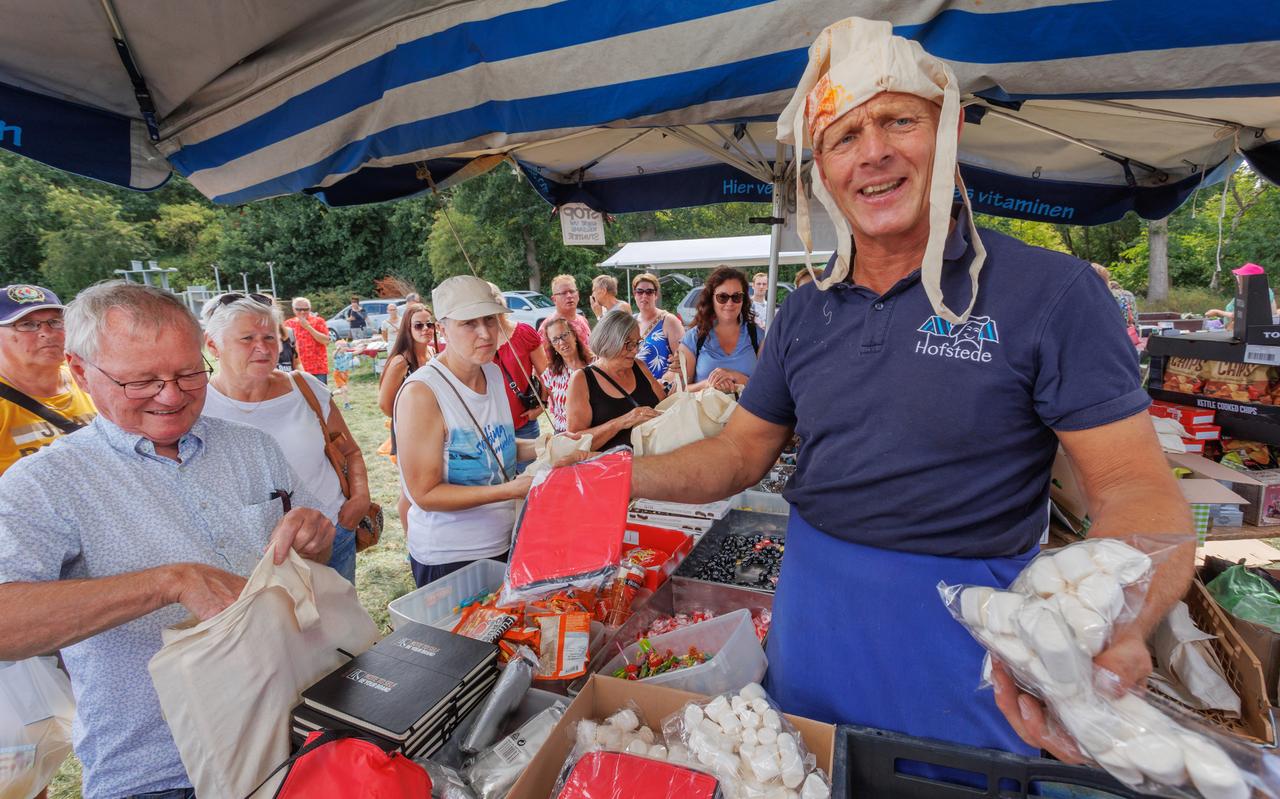 Jan Hofstede was weer op dreef tijdens de jaarmarkt in Wateren. Jan Hofstede was weer op dreef tijdens de jaarmarkt in Wateren.