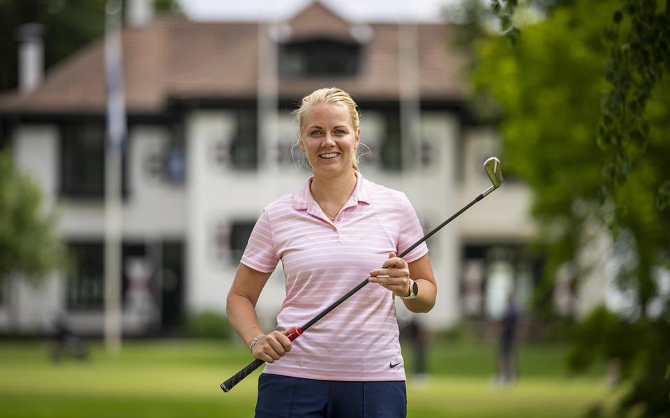 Golfster Karin Jansen op de Noord Nederlandsche Golf & Country Club in Glimmen. 