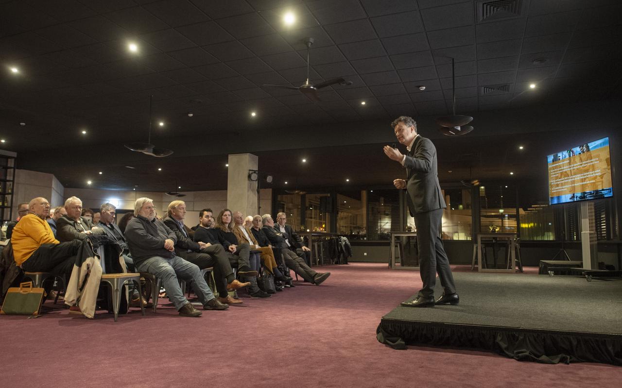 De Boeingzaal op Groningen Airport Eelde, waar informatiebijeenkomsten worden gehouden, wordt 4 februari omgetoverd tot feestzaal voor een houseparty. De Boeingzaal op Groningen Airport Eelde, waar informatiebijeenkomsten worden gehouden, wordt 4 februari omgetoverd tot feestzaal voor een houseparty.