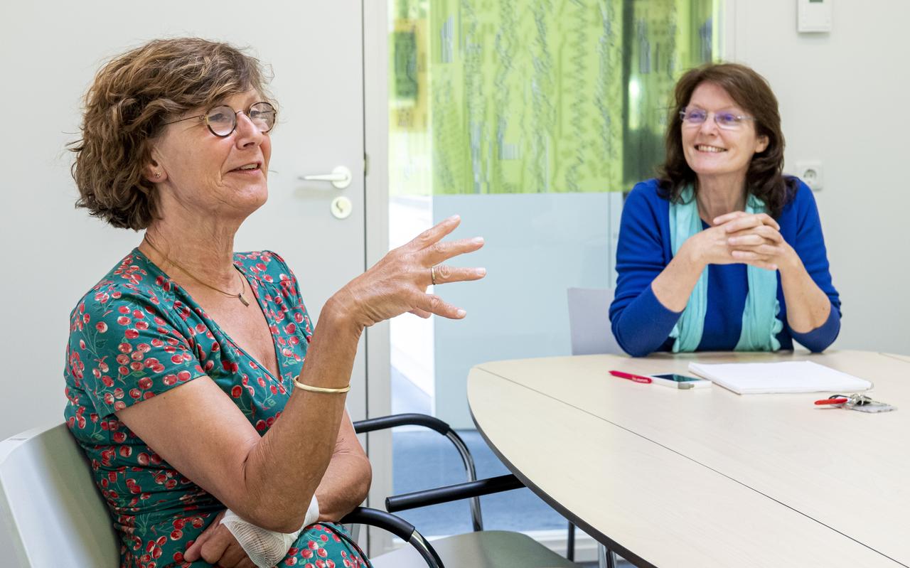 Anita van der Noord (links) en Fenna Bolding leggen uit hoe zij de Drentse politiek willen veranderen. Anita van der Noord (links) en Fenna Bolding leggen uit hoe zij de Drentse politiek willen veranderen.