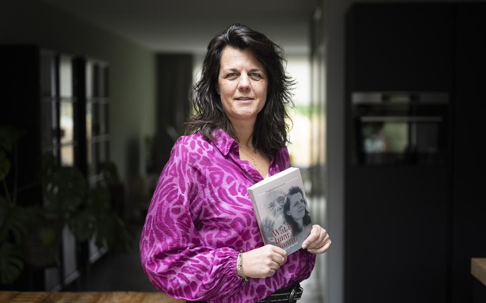 Mathilda van den Hof schreef haar debuutroman over haar moeder die een oorlogstrauma doorgaf.