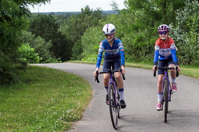 Valerie (9) en Rafael (13) uit Schoonebeek openen parcours NK veldrijden in Emmen. ‘In 2028 doe ik m